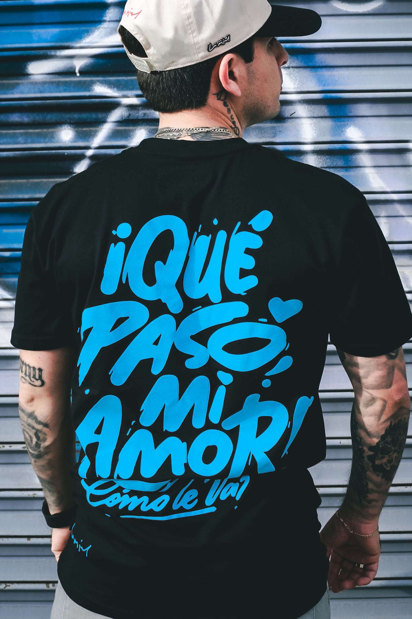 Playera "¡Qué Pasó Mi Amor!" 💙 — Negra con Azul