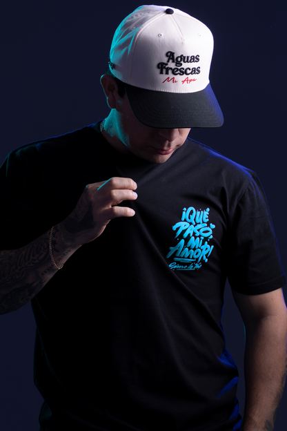 Playera "¡Qué Pasó Mi Amor!" 💙 — Negra con Azul
